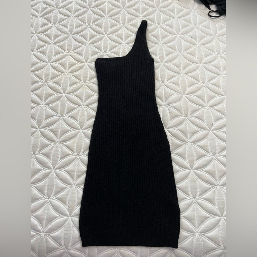 h&m one shoulder black dress